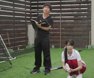 XXX dạy cô gái cách đánh bóng chày